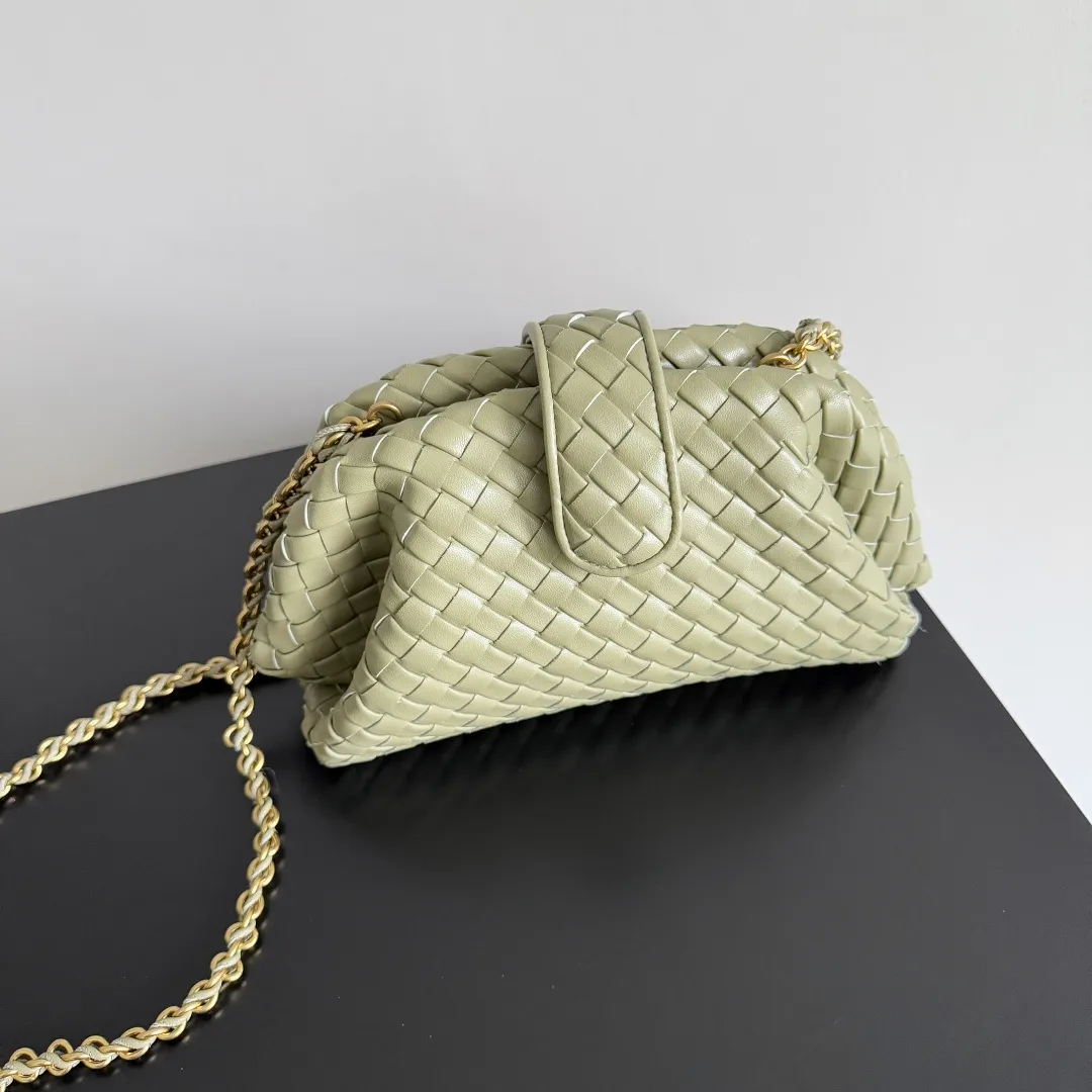 Batch 1880 BOTTEGA VENETA LAUREN 1980 small clutch bag is new! The small size that many people squat on is finally here. The self-adjustable zipper is a highlight of this bag. After being removed, it can be used as a handbag for important occasions. One bag unlocks two carrying methods at the same time. It is practical and has a unique sense of structure and beautiful lines. It is more elegant than a small cloud. It is a tribute to the classics and the pursuit of modernity. Style number: 804038 Size: 27*15*8cm